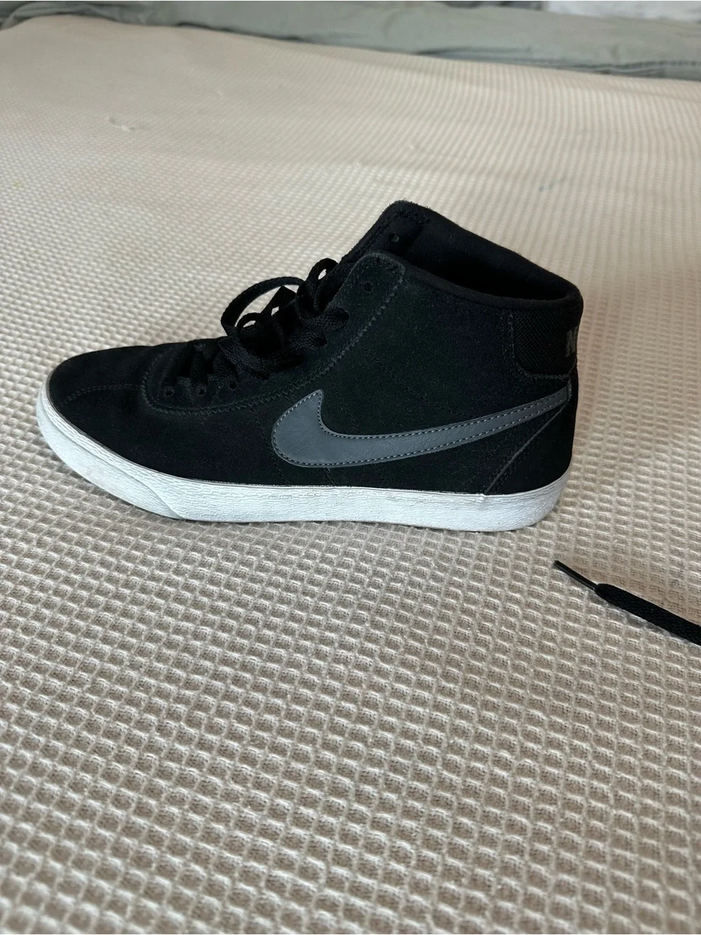 NIKE Women’s SB Bruin Black Suede Hightop Skate Shoes sz 8.5